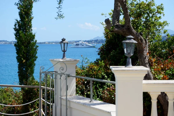 A vista para o mar e iate moderno, ilha de Corfu, Grécia — Fotografia de Stock