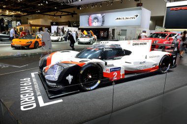 DUBAI, BAE - 17 Kasım 2017 'de Dubai Motor Show 2017' de Porsche 919 Hybrid sportscar bulunmaktadır.