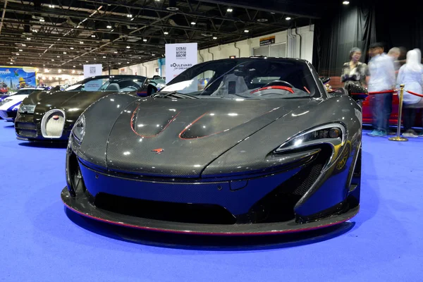 DUBAI, Émirats arabes unis - 18 NOVEMBRE : La voiture de course McLaren P1 sera au Salon de Dubaï le 18 novembre 2017 — Photo