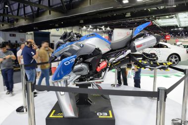 Dubai, Birleşik Arap Emirlikleri - 18 Kasım: Lego Technic Bmw R 1200 Gs Adventure kiti fütüristik konsept vurgulu araç dayalı Dubai Motor Show 2017 Dubai polis stand üzerinde 18 Kasım 2017 olduğunu 
