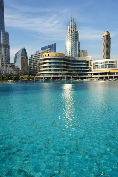 DUBAI, Emirados Árabes Unidos - NOVEMBRO 19: O Dubai Mall é o maior shopping center do mundo. Ele está localizado no complexo Burj Khalifa e tem 1200 lojas dentro em novembro 19, 2017 — Fotografia de Stock