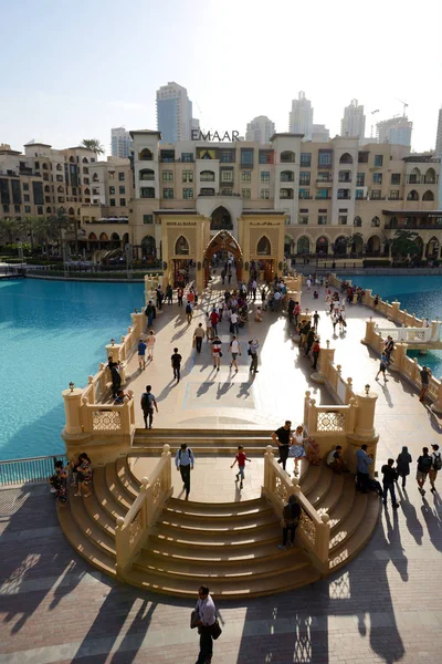 Dubai, Birleşik Arap Emirlikleri - 19 Kasım: Souk Al Bahar ve turistler görünümü Dubai Alışveriş Merkezi vardır. Dünyanın en büyük alışveriş merkezidir. Uluslararası Dubai Kongre ve Sergi Sarayı içinde karmaşık bulunur ve 19 Kasım 2017 üzerinde 1200 mağaza içinde vardır Telifsiz Stok Imajlar