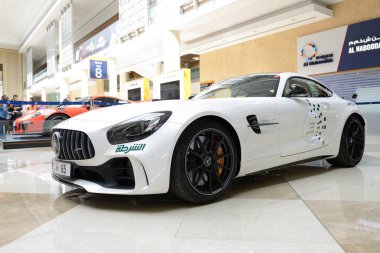 Dubai, BAE - 18 Kasım 2017 'de Dubai Polis arabasının Mercedes Benz GT R coupe' si Dubai Motor Show 2017 'de 