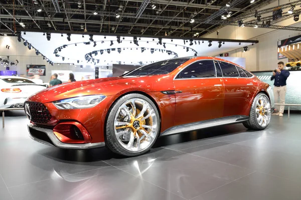 DUBAI, Emiratos Árabes Unidos - 17 de noviembre: El Mercedes-AMG GT Concept estará en el Salón del Automóvil de Dubái 2017 el 17 de noviembre de 2017 — Foto de Stock