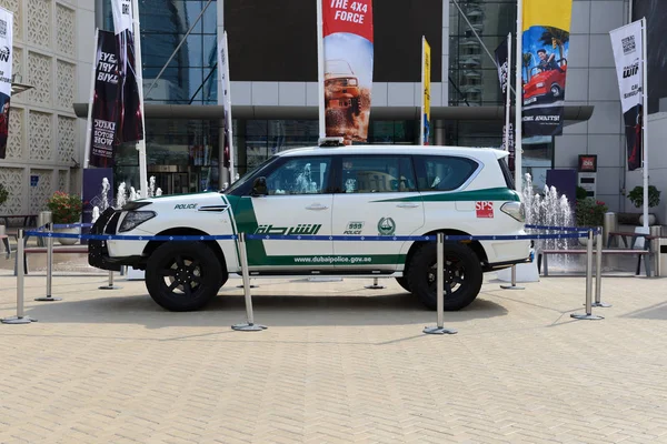 DUBAI, Emirati Arabi Uniti - 17 NOVEMBRE: La pattuglia Nissan della polizia di Dubai è al Motor Show 2017 il 17 novembre 2017 — Foto Stock