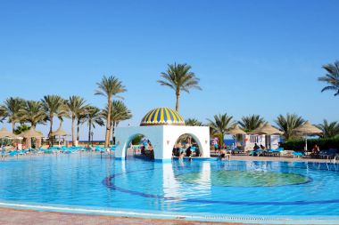SHARM EL SHEIKH, EGYPT - Kasım 28: Turistler 28 Kasım 2012 'de Sharm el Sheikh, Mısır' da popüler bir otelde tatildeler. 2012 yılında Mısır 'ı 12 milyona kadar turist ziyaret etti.