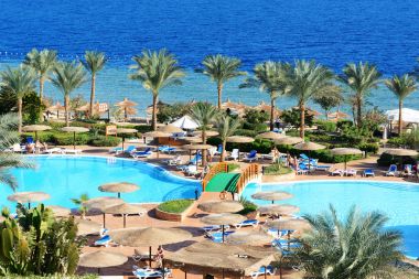 SHARM EL SHEIKH, EGYPT - 1 ARALIK: Turistler 1 Aralık 2012 'de Sharm el Sheikh, Mısır' da popüler bir otelde tatildeler. 2012 yılında Mısır 'ı 12 milyona kadar turist ziyaret etti.