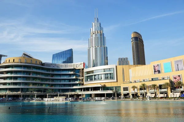 DUBAI, EAU - 19 NOVEMBRE : Le Dubai Mall est le plus grand centre commercial au monde. Il est situé dans le complexe Burj Khalifa et a 1200 magasins à l'intérieur le novembre 19, 2017 — Photo