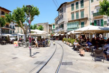 Mallorca, İspanya - Haziran 2: Tramvay rayları Nottingham şehir sokakta ve turistler açık restoranda 2 Haziran 2015 Mallorca, İspanya'da vardır. En fazla 60 milyon turist İspanya 2015 yılında ziyaret etmesi bekleniyor.