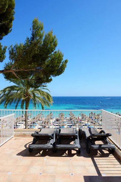 Terasa s výhledem moře v luxusním hotelu, mallorca, Španělsko — Stock fotografie
