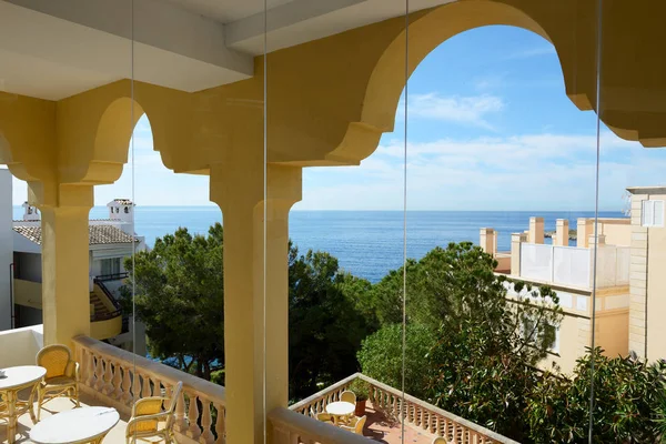 Balkon z widokiem na morze w luksusowy hotel, Mallorca, Hiszpania — Zdjęcie stockowe