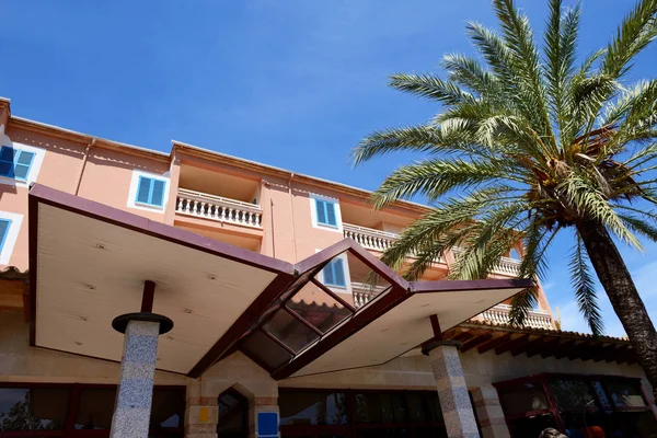 Die Palme und das Hotelgebäude, Mallorca, Spanien — Stockfoto