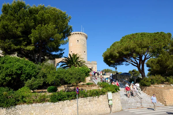 MALLORCA, SPAIN - MAY 30: The senior tourists enjoiying their vacation on the Castell de Bellver sight seeing on May 30, 2015 in Mallorca, Spain. Up to 60 mln tourists is expected to visit Spain in year 2015. — Stock Photo, Image