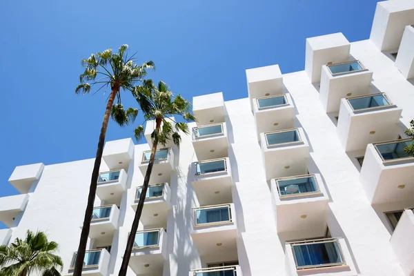 Palmiye ağacı ve bina Hotel, Mallorca, İspanya — Stok fotoğraf