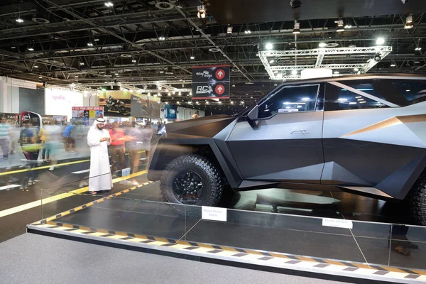 DUBAI, Emirados Árabes Unidos - NOVEMBRO 18: O carro Karlmann King está no Dubai Motor Show 2017 em 18 de novembro de 2017 — Fotografia de Stock