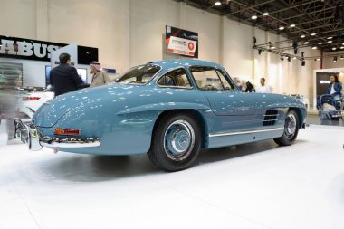 Dubai, Birleşik Arap Emirlikleri - 18 Kasım: Brabus Mercedes-Benz 300sl araba ile çevrilmiş Dubai Motor Show 2017 üzerinde 18 Kasım 2017 üzerinde olduğunu 