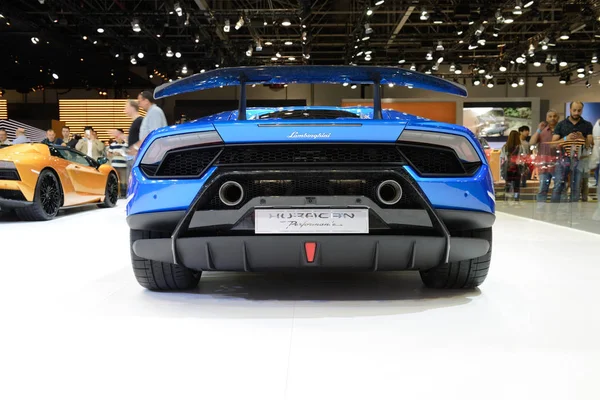 DUBAI, Emiratos Árabes Unidos - 17 de noviembre: El Lamborghini Huracan Performante sportscar está en el Salón del Automóvil de Dubai 2017 el 17 de noviembre de 2017 — Foto de Stock