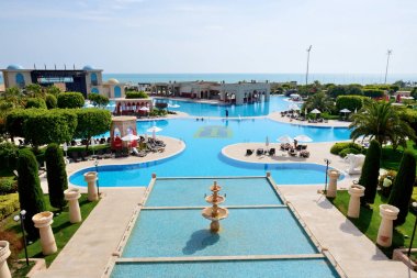 Antalya, Türkiye - 21 Nisan: Yüzme Havuzu lüks otel ve turistlerin çoğu tatile 21 Nisan 2014 Antalya'da. 
