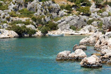 deniz kıyısı kekova, antalya, Türkiye'de ahşap tekne