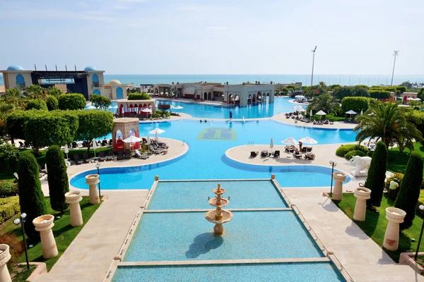 ANTALYA, TURKEY - 21 апреля: Бассейн в роскошном отеле и туристы находятся на отдыхе 21 апреля 2014 года в Анталии, Турция . — стоковое фото