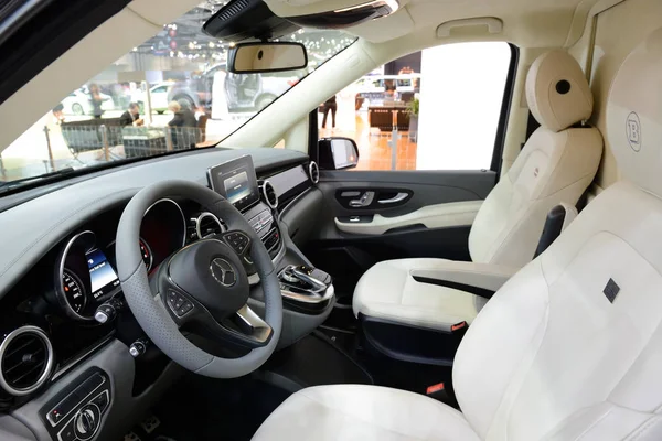 DUBAI, Emirados Árabes Unidos - NOVEMBRO 18: A Mercedes-Benz Brabus V-class van interior está no Dubai Motor Show 2017 em novembro 18, 2017 — Fotografia de Stock