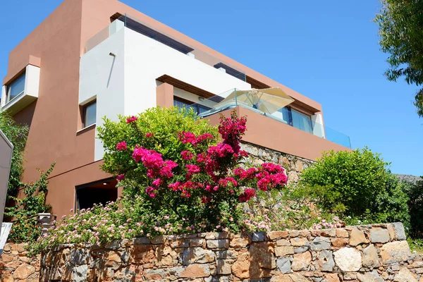 Budova luxusního hotelu a květin, Kréta, Řecko — Stock fotografie
