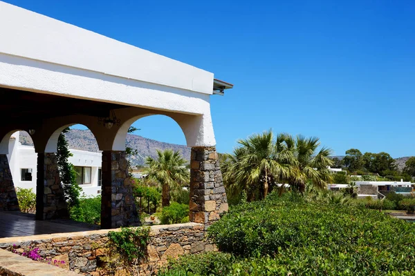高級ホテル、クレタ島、ギリシャの海を望むテラス — ストック写真