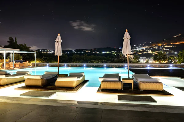 Piscina en la iluminación nocturna en el hotel de lujo, isla de Creta, Grecia —  Fotos de Stock