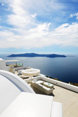 Yunanistan 'ın Santorini adasındaki lüks otelin deniz manzaralı terası.