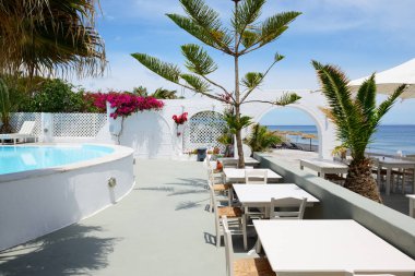 Açık restaurant yakınındaki beach, Santorini Island, Yunanistan