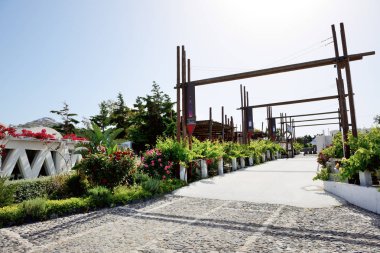 Vothonas, Thira, Yunanistan - 19 Mayıs: Bezemeleri Koutsoyannopoulos şarap Müzesi üzerinde 19 Mayıs 2014 yılında Vothonas, Thira, Yunanistan. Doğal bir mağara kaplar ve bir labirent gibi şekli vardır.