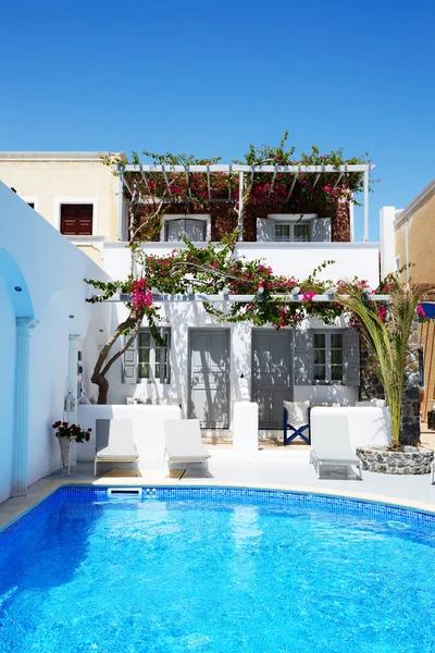 Piscina de hotel en estilo griego tradicional, isla de Santorini, Grecia — Foto de Stock