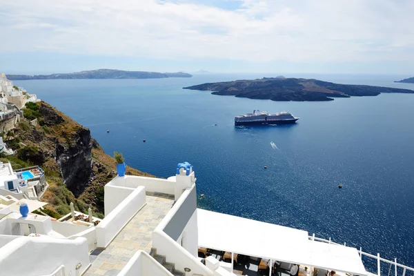 Widok na Morze Egejskie i statek wycieczkowy, Wyspy santorini, Grecja — Zdjęcie stockowe