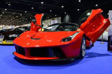 Dubai, Birleşik Arap Emirlikleri - 18 Kasım: Ferrari Laferrari spor otomobil Boulevard of Dreams Dubai Motor Show 2017 üzerinde 18 Kasım 2017 açıktır 