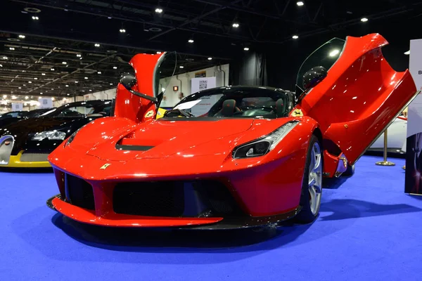 DUBAI, UAE - NOVEMBER 18: The Ferrari LaFerrari sportscar is on Boulevard of Dreams on Dubai Motor Show 2017 on November 18, 2017 — Stock Photo, Image