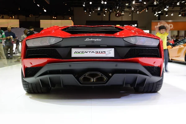 DUBAI, Émirats arabes unis - 17 NOVEMBRE : La cicatrice sportive Lamborghini Aventador S Coupe sera au Salon de Dubaï le 17 novembre 2017 — Photo