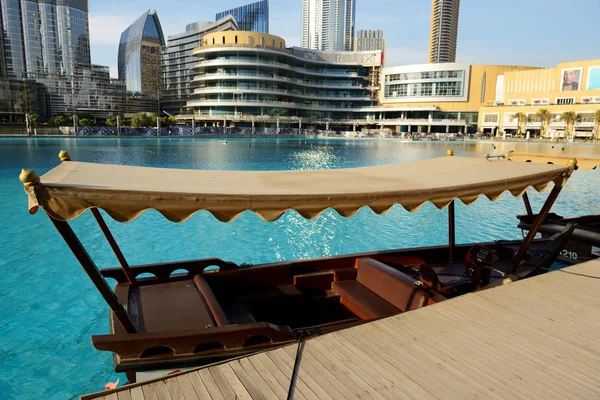 ДУБАЙ, ОАЭ - 19 НОЯБРЯ: Традиционная лодка Abra для перевозки туристов в центре Дубая 19 ноября 2017 года — стоковое фото