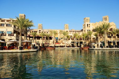 Dubai, Birleşik Arap Emirlikleri - 9 Eylül: souk madinat jumeirah görünümünü. Madinat jumeirah iki otel ve kümeleri 29 geleneksel Arap evlerinin kapsayan 9 Eylül 2013 dubai, Birleşik Arap Emirlikleri