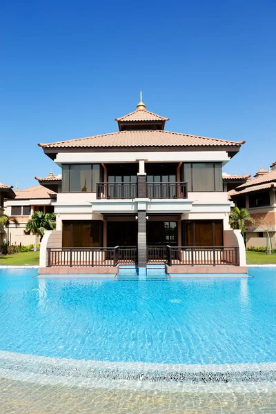 在泰国风格宾馆的棕榈朱美拉人造岛，迪拜，阿联酋的豪华别墅 — 图库照片