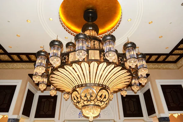 De kroonluchter in de lobby van het luxehotel, Dubai, Verenigde Arabische Emiraten — Stockfoto