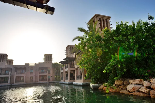 Dubai, Egyesült Arab Emírségek - szeptember 9.: kilátás a souk madinat jumeirah. Madinat jumeirah magában foglalja a két szállodák és klaszterek 29 hagyományos arab házak a 2013. szeptember 9., dubai, Egyesült Arab Emírségek — Stock Fotó