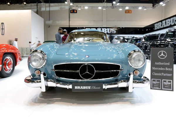 Dubai, Birleşik Arap Emirlikleri - 18 Kasım: Brabus Mercedes-Benz 300sl araba ile çevrilmiş Dubai Motor Show 2017 üzerinde 18 Kasım 2017 üzerinde olduğunu 