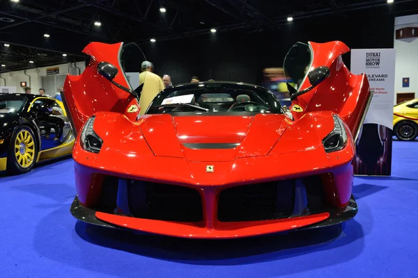 DUBAI, Emiratos Árabes Unidos - 18 de noviembre: El deportivo Ferrari LaFerrari se encuentra en el Boulevard of Dreams en el Salón del Automóvil de Dubái 2017 el 18 de noviembre de 2017 — Foto de Stock
