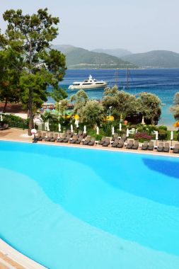 Yüzme Havuzu ve Akdeniz Türk iskelede yat tatil, bodrum, Türkiye