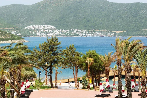 Plaża z białym piaskiem w luksusowy hotel, bodrum, Turcja — Zdjęcie stockowe