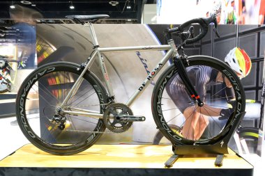 Dubai, Birleşik Arap Emirlikleri - 18 Kasım: De Rosa titanyum Bisiklet Dubai Motor Show 2017 üzerinde 18 Kasım 2017 üzerinde olduğunu