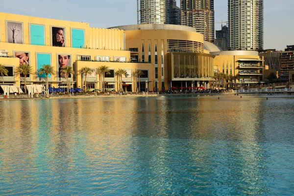 DUBAI, Emirados Árabes Unidos - NOVEMBRO 19: O Dubai Mall é o maior shopping center do mundo. Ele está localizado no complexo Burj Khalifa e tem 1200 lojas dentro em novembro 19, 2017 — Fotografia de Stock
