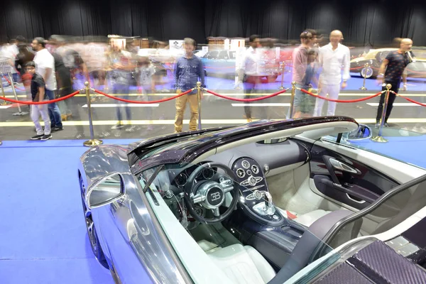 DUBAI, Emirados Árabes Unidos - NOVEMBRO 18: The Bugatti Veyron 6.4 Grand Sport Vitesse sportscar is on Boulevard of Dreams on Dubai Motor Show 2017 on novembro 18, 2017 — Fotografia de Stock