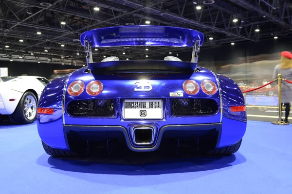 DUBAI, Emiratos Árabes Unidos - 18 de noviembre: El deportivo Bugatti Veyron se encuentra en el Boulevard of Dreams en el Salón del Automóvil de Dubái 2017 el 18 de noviembre de 2017 — Foto de Stock