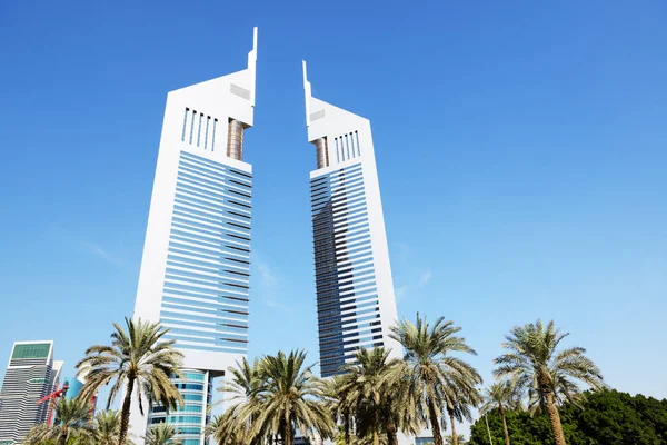 Dubai, Verenigde Arabische Emiraten - 19 November: The Emirates Towers wolkenkrabbers op 19 November 2017. De Emirates Towers complex ligt in meer dan 570,000 m2 — Stockfoto